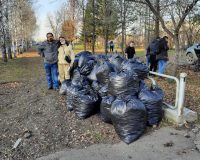 несколько участников субботника по уборке парка